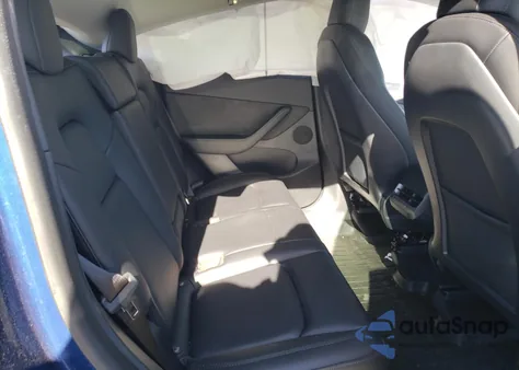 2022 Tesla Model Y z USA, uszkodzony, nr VIN 7SAYGDEE1NF323916